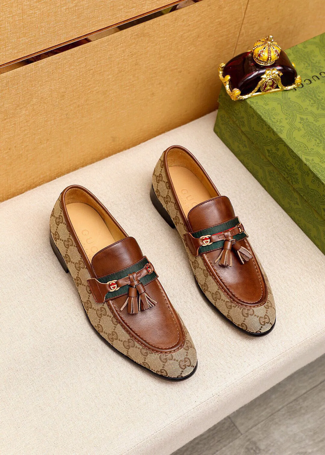 Men's shoes 💰520 💐 Product trademark: GUCCI "Gucci" casual leather shoes Regular size: 39-44 (38.45🉑️customized) Product materials: Selected imported first-layer calfskin upper + luxury hardware buckle, imported water-dyed cowhide leather lining. Strong three-dimensional visual effect, original combination outsole Color: 2⃣️colors available